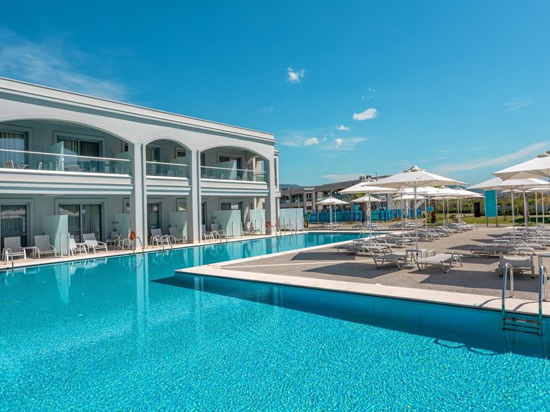 TKC Blue Lagoon Queen Swim Up
